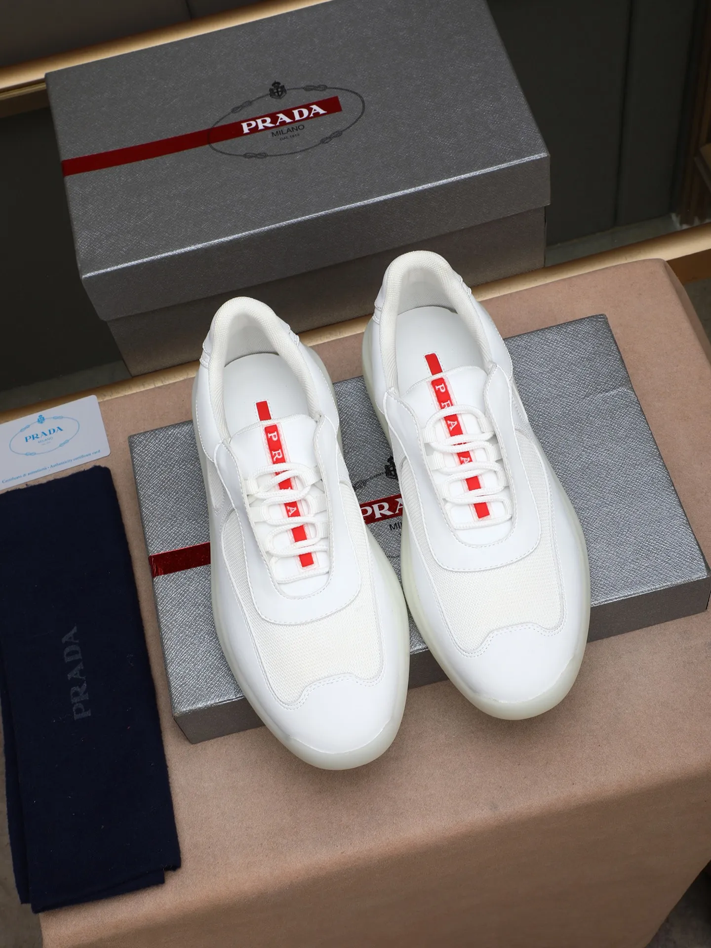 Men's shoes💰420 Prada/Prada sneakers👟! Low-top lace-up sports shoes, fashionable and elegant style. Made of top-layer cowhide leather spliced ​​with breathable mesh. Soft, comfortable and breathable. Logo lettering on the tongue. Finely crafted details. Lightweight foam sole, fashionable and versatile‼ ️size: 38-44 (45 customized